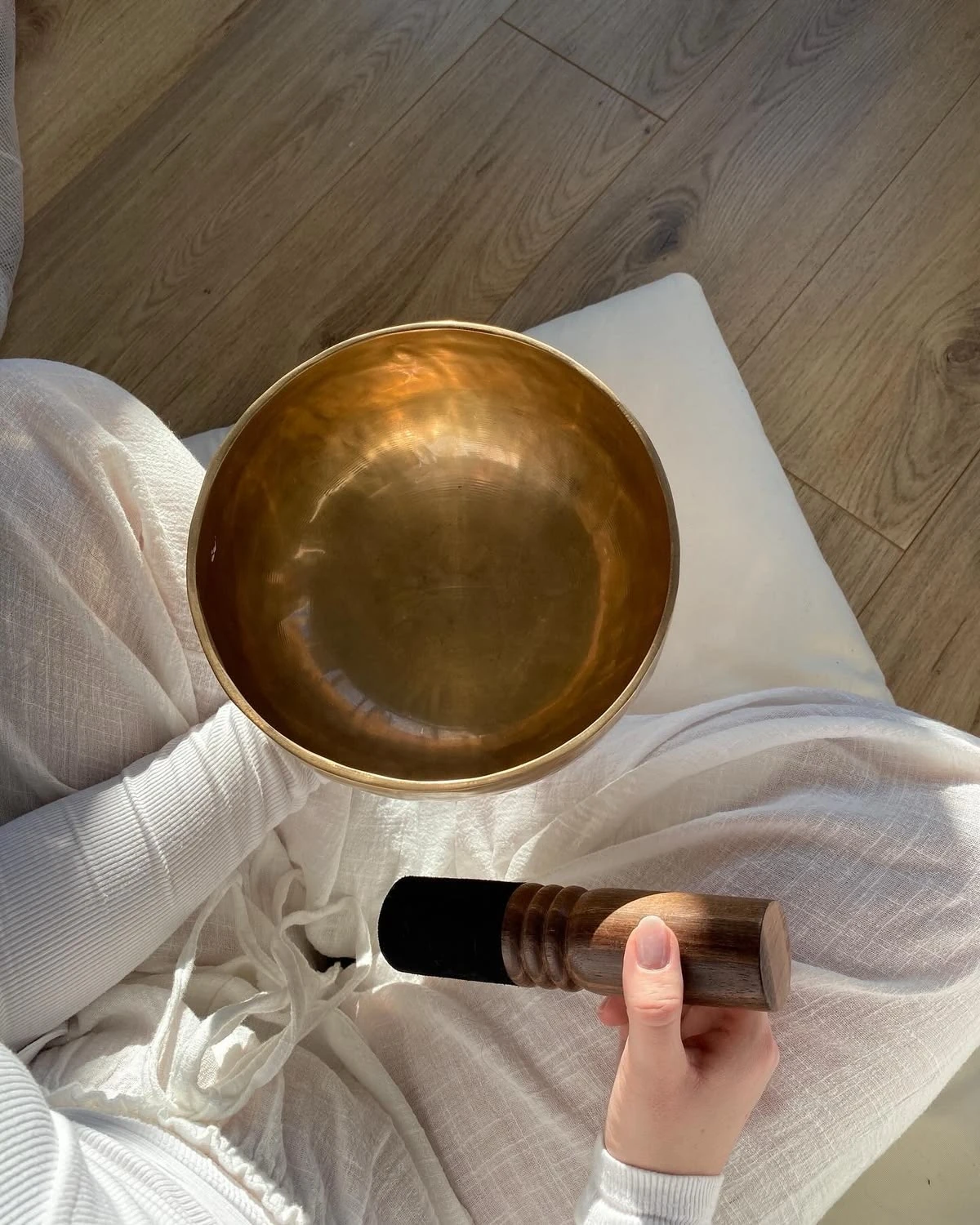 Zpívající mísa při soundhealingu